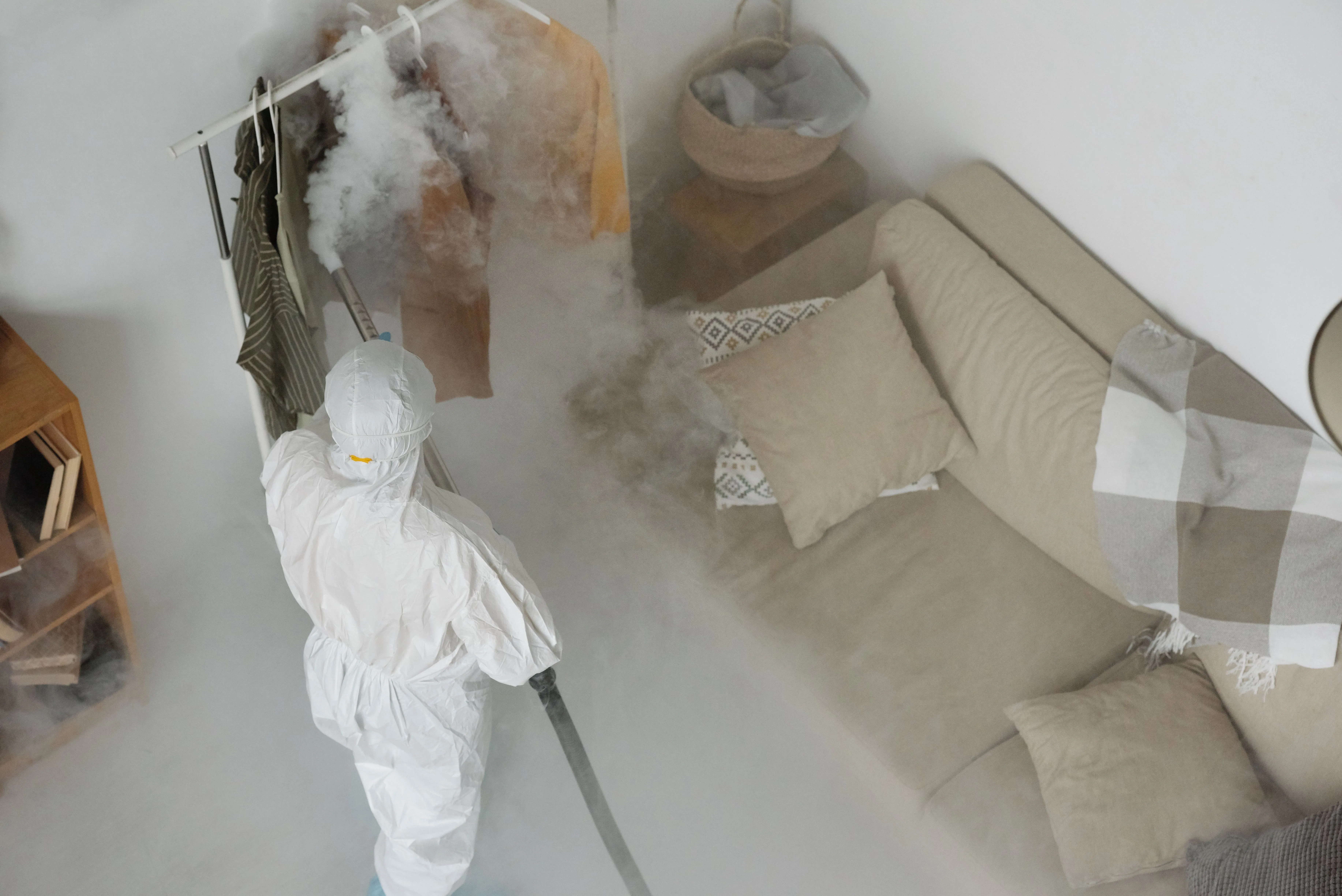 Equipo de FumiFast realizando un tratamiento de control de plagas